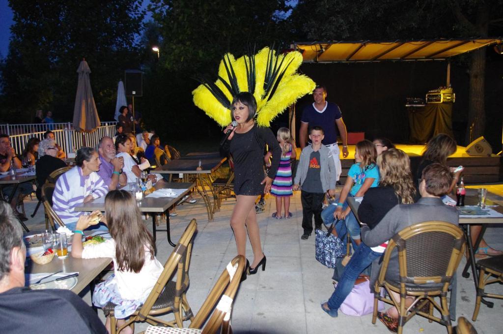 Camping Les Portes Du Beaujolais Anse Esterno foto