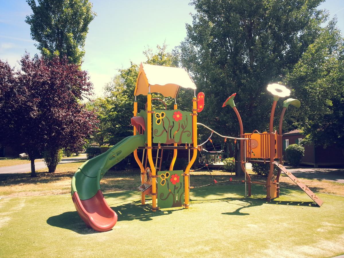 Camping Les Portes Du Beaujolais Anse Esterno foto