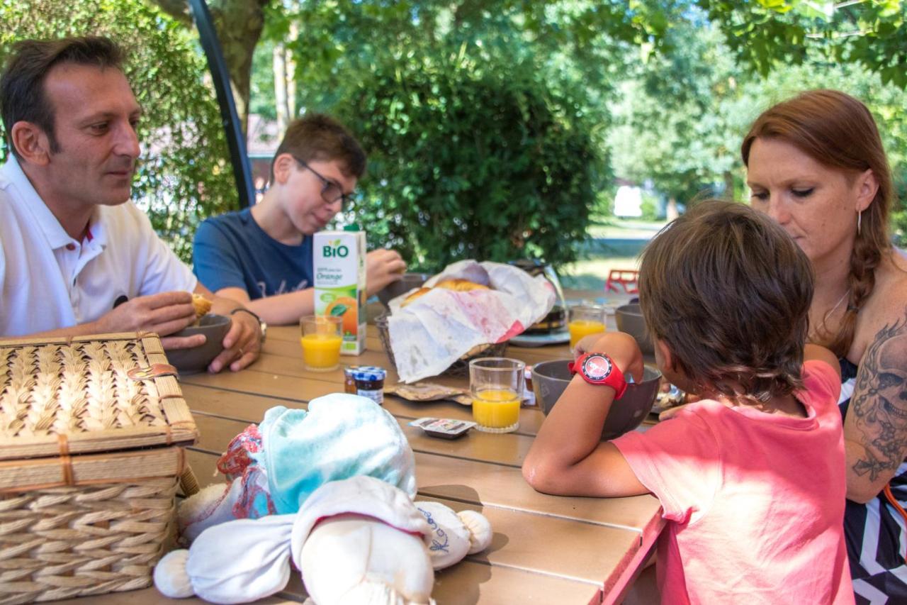 Camping Les Portes Du Beaujolais Anse Esterno foto