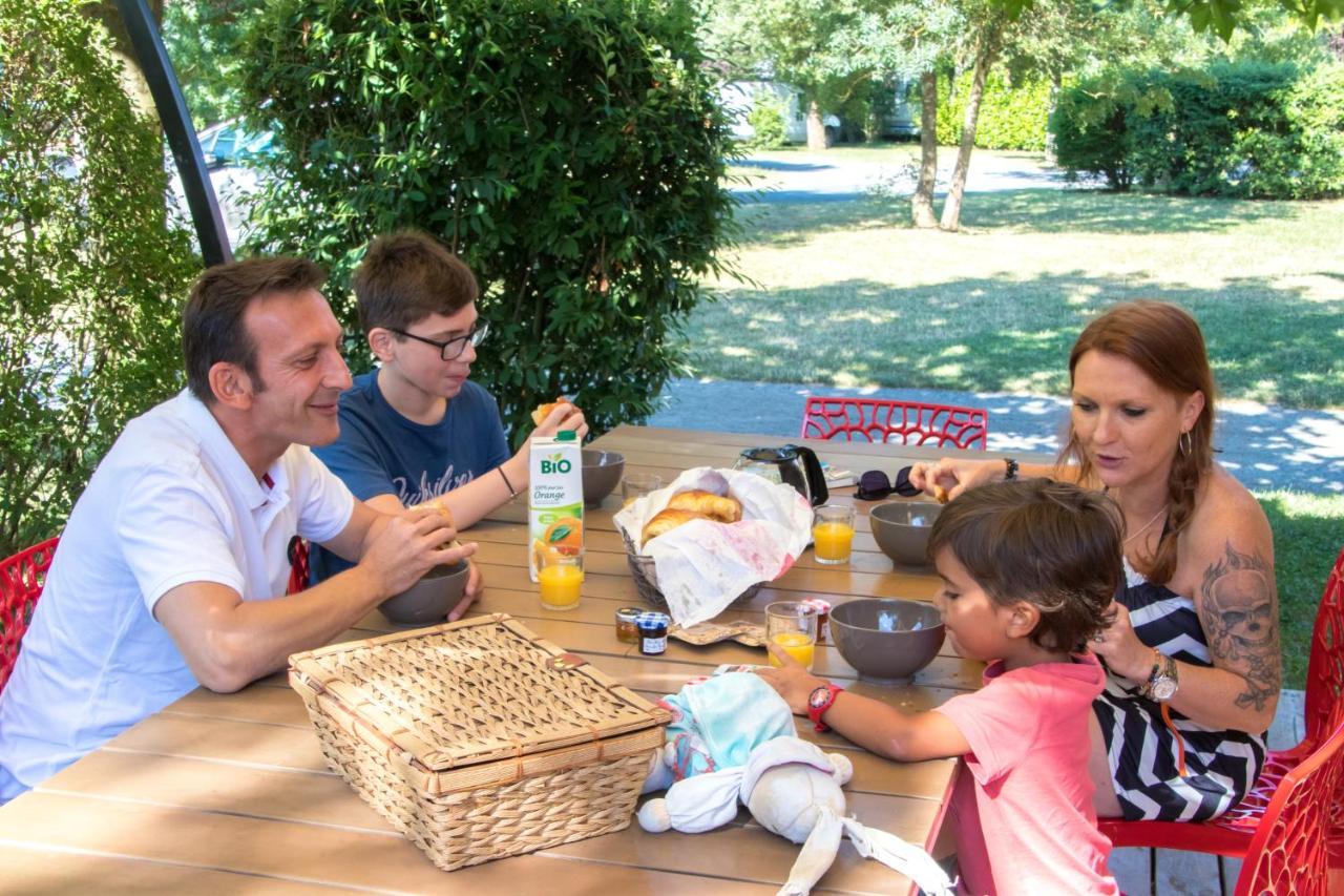 Camping Les Portes Du Beaujolais Anse Esterno foto