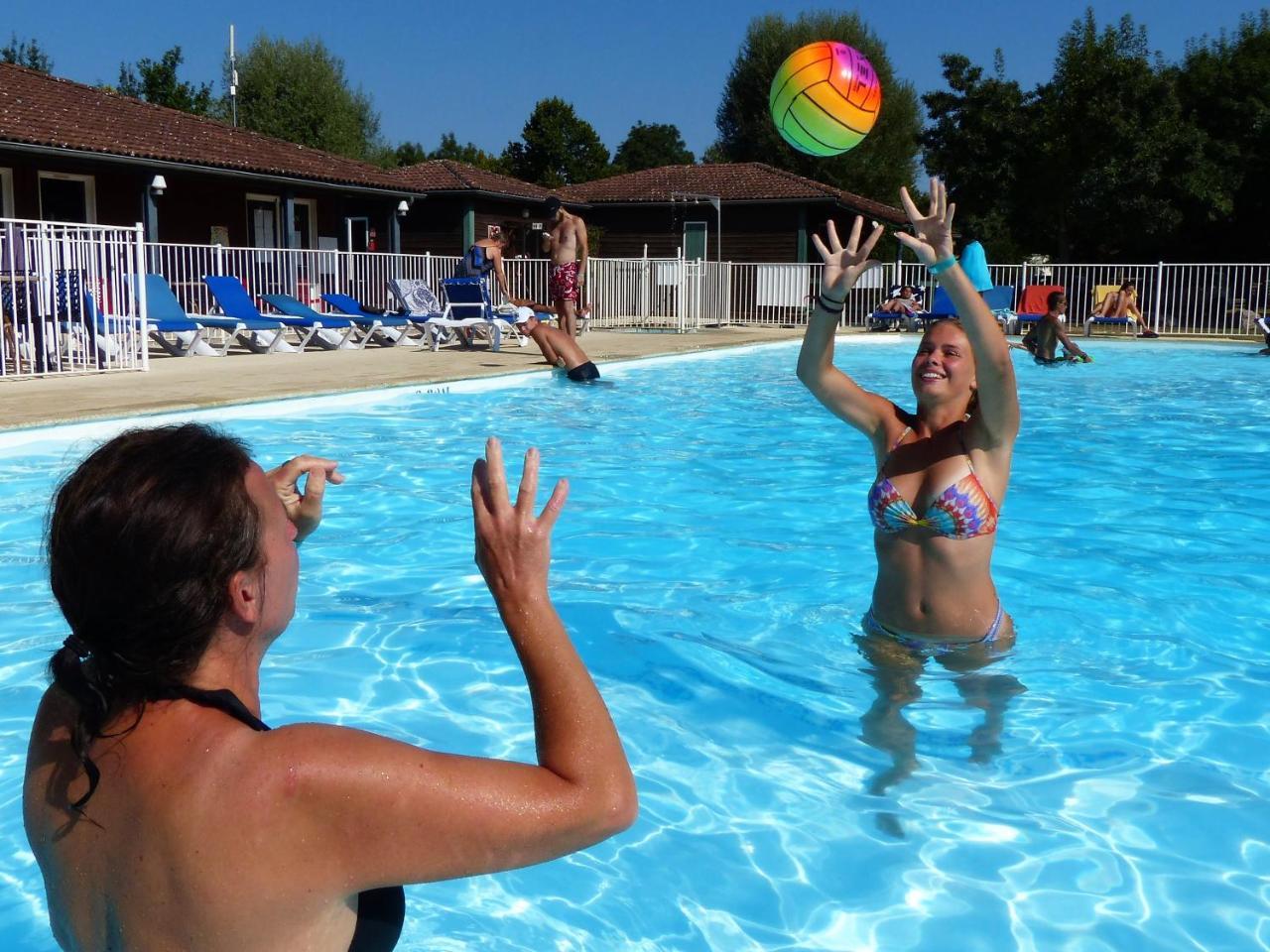 Camping Les Portes Du Beaujolais Anse Esterno foto
