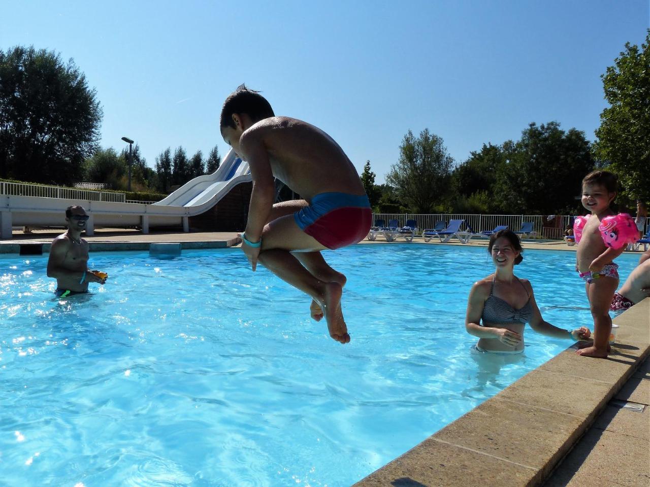 Camping Les Portes Du Beaujolais Anse Esterno foto
