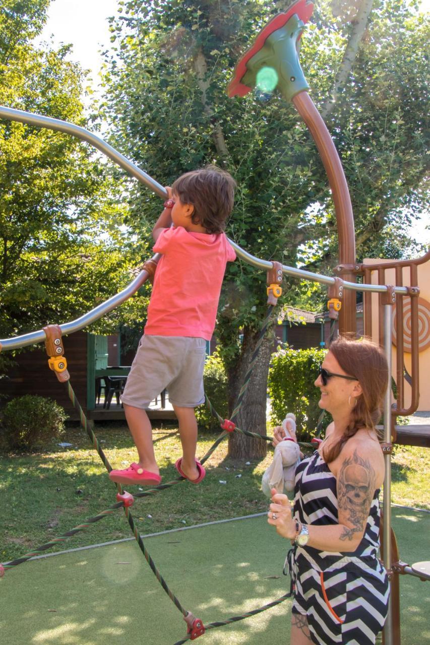 Camping Les Portes Du Beaujolais Anse Esterno foto