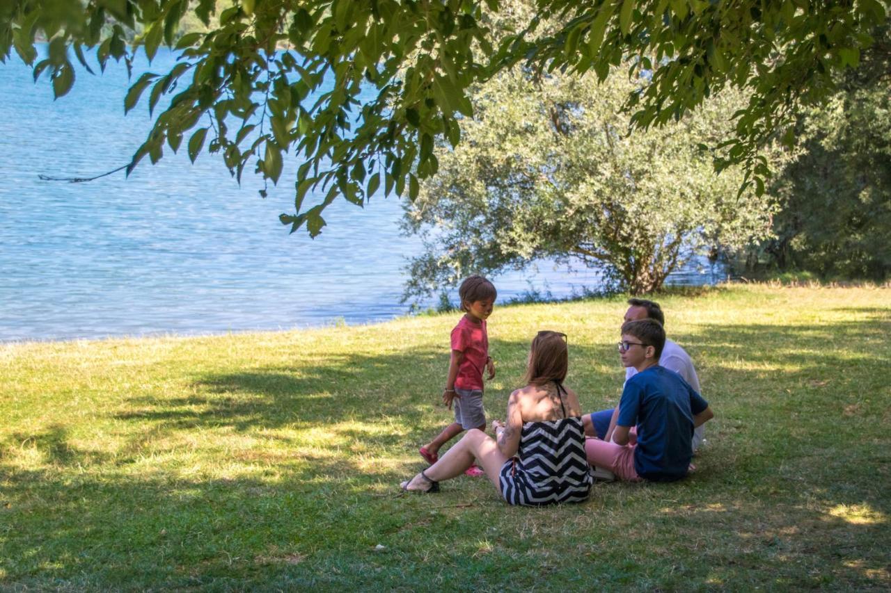 Camping Les Portes Du Beaujolais Anse Esterno foto