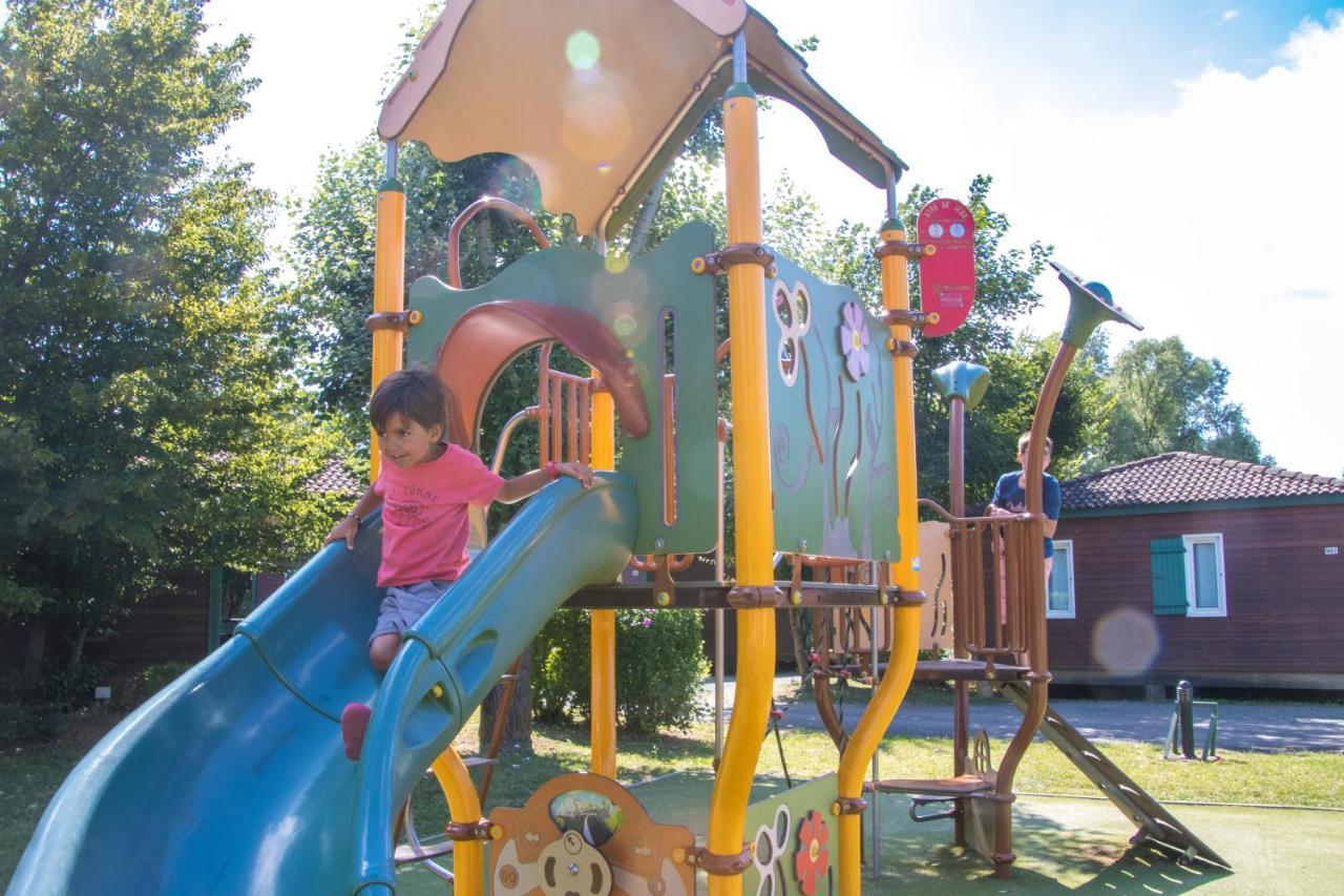 Camping Les Portes Du Beaujolais Anse Esterno foto