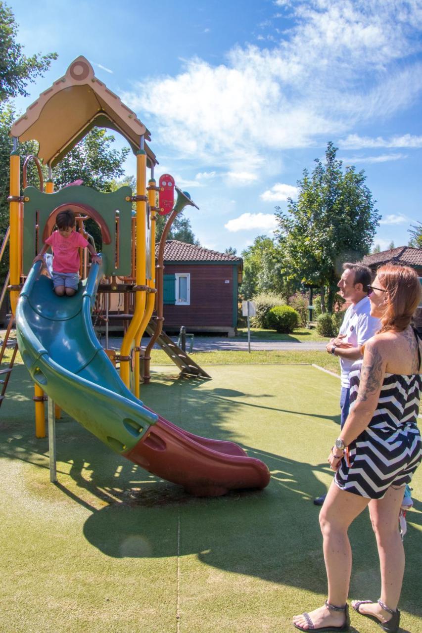 Camping Les Portes Du Beaujolais Anse Esterno foto